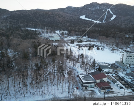 北海道釧路市阿寒湖畔温泉街の冬景色の空撮 北海道釧路市阿寒湖畔温泉街の冬景色の空撮 140641356