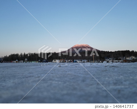 結氷した阿寒湖の湖上と阿寒岳の夕暮れの空撮 結氷した阿寒湖の湖上と阿寒岳の夕暮れの空撮 140641737