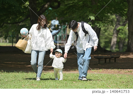 公園で散歩する若いファミリー 公園で散歩する若いファミリー 140641753