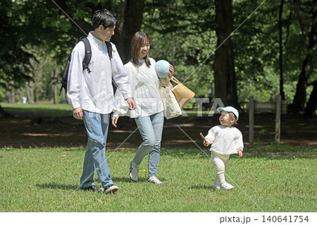 公園で散歩する若いファミリー 公園で散歩する若いファミリー 140641754