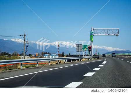 春の清々しい景色の中を走る高速道路の風景 140642104