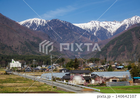 春の清々しい景色の中を走る高速道路の風景 春の清々しい景色の中を走る高速道路の風景 140642107