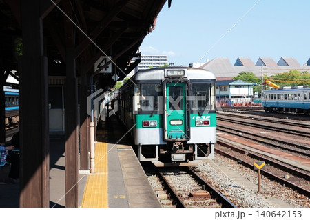 JR徳島駅のホームに停車する鳴門線の列車 JR徳島駅のホームに停車する鳴門線の列車 140642153