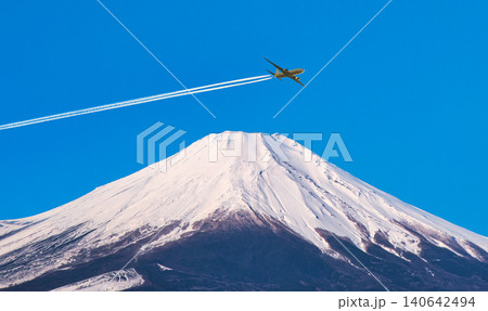 富士山と飛行機雲合成写真 140642494