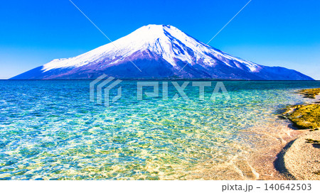 沖縄の美しいサンゴ礁の海と富士山合成 140642503