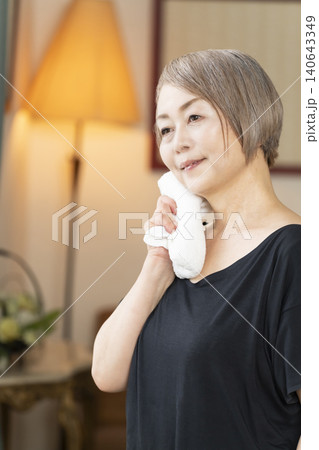 リビングでストレッチをするシニア女性 140643349