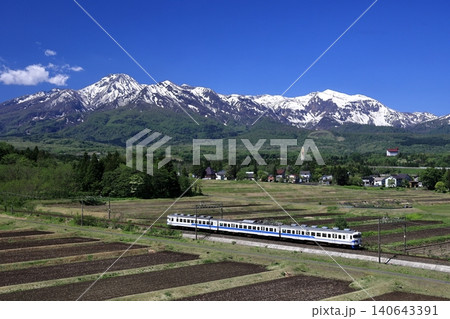 妙高山のふもとを走る413系「ホリデーライナー」 妙高山のふもとを走る413系「ホリデーライナー」 140643391