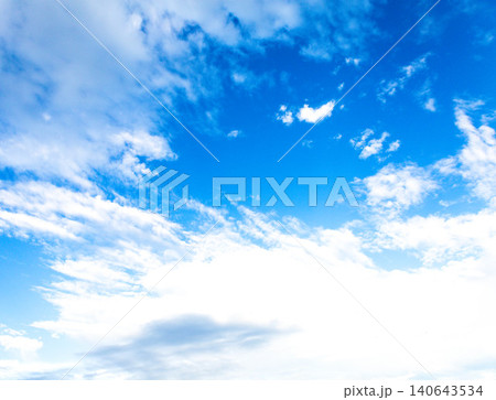 青い空と白い雲のシンプルでドラマチックな風景 青い空と白い雲のシンプルでドラマチックな風景 140643534