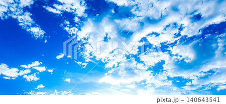 青い空と白い雲のシンプルでドラマチックな風景 140643541