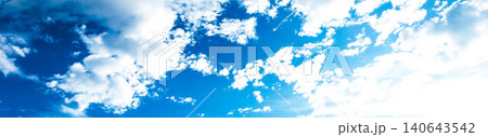 青い空と白い雲のシンプルでドラマチックな風景 青い空と白い雲のシンプルでドラマチックな風景 140643542