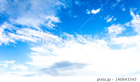 青い空と白い雲のシンプルでドラマチックな風景 青い空と白い雲のシンプルでドラマチックな風景 140643543