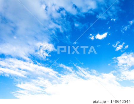 青い空と白い雲のシンプルでドラマチックな風景 140643544
