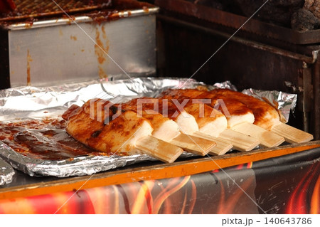 飛騨地方の郷土料理 焼きたての五平餅 飛騨地方の郷土料理 焼きたての五平餅 140643786