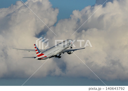 離陸上昇するアメリカン航空機 140643792