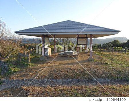 鳥取県米子城跡の広場に立つ解説板付きの東屋と山々を見渡す開放的な風景 鳥取県米子城跡の広場に立つ解説板付きの東屋と山々を見渡す開放的な風景 140644109