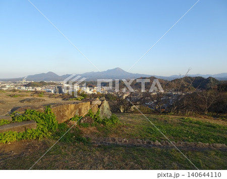 鳥取県米子城天守閣跡の石垣遺構から見渡す、名峰・大山と青空に映える米子市街のパノラマ絶景 鳥取県米子城天守閣跡の石垣遺構から見渡す、名峰・大山と青空に映える米子市街のパノラマ絶景 140644110