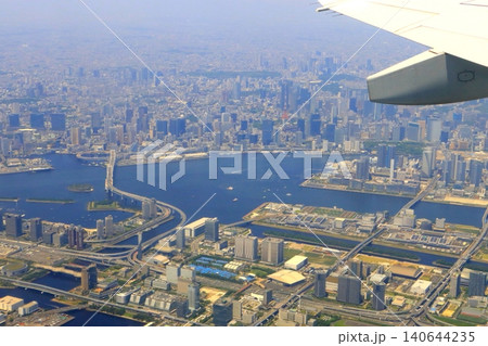 東京都心の街並み(レインボーブリッジ・皇居・航空機より撮影) 東京都心の街並み(レインボーブリッジ・皇居・航空機より撮影) 140644235
