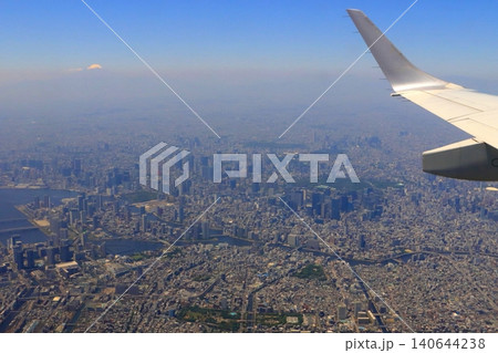 東京都心の街並み（隅田川・皇居・富士山・航空機より撮影） 140644238