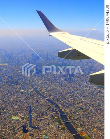 東京都心の街並み（スカイツリー・隅田川・皇居・富士山・航空機より撮影・縦構図） 140644239