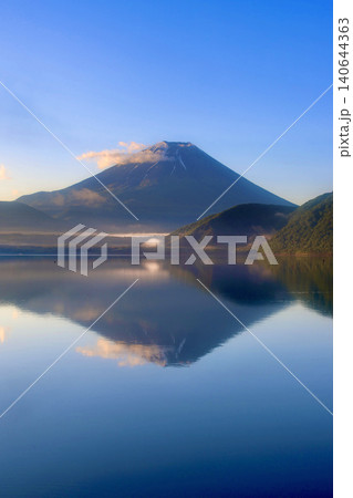 本栖湖・富士山・早朝（山梨県・富士河口湖町） 140644363