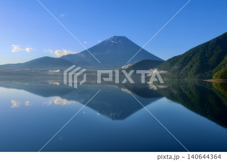 本栖湖・富士山・早朝(山梨県・富士河口湖町) 本栖湖・富士山・早朝(山梨県・富士河口湖町) 140644364