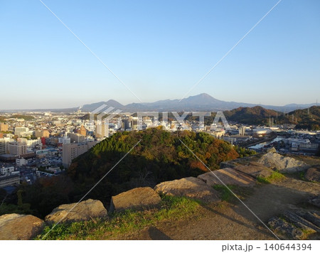 米子城跡の天守台から一望する大山連峰と米子市街地のパノラマ風景 米子城跡の天守台から一望する大山連峰と米子市街地のパノラマ風景 140644394