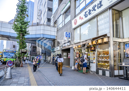 東京都港区の都市風景 三田駅前と飲食店の街並み 東京都港区の都市風景 三田駅前と飲食店の街並み 140644411