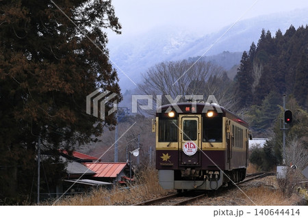 雪山をバックに走るわたらせ渓谷鐵道 140644414
