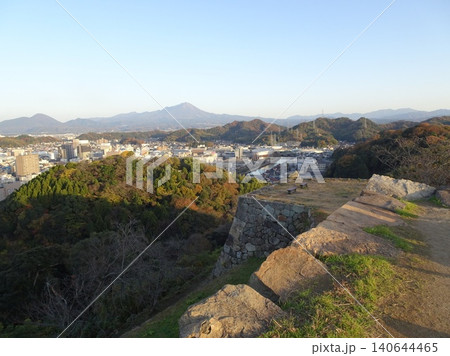 米子城跡の堅牢な高石垣と遠くにそびえる大山連峰の絶景 米子城跡の堅牢な高石垣と遠くにそびえる大山連峰の絶景 140644465