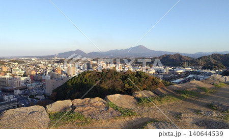 米子城跡の天守台から望む中国地方最高峰の大山と米子市街地のパノラマ風景 米子城跡の天守台から望む中国地方最高峰の大山と米子市街地のパノラマ風景 140644539