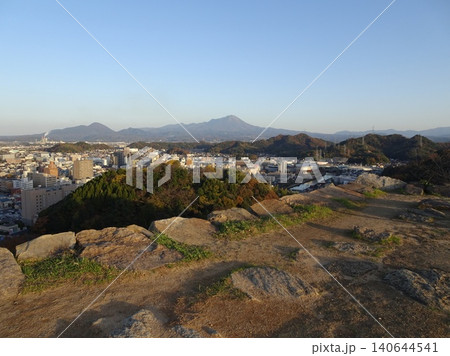 米子城跡の天守台から望む中国地方最高峰の大山と米子市街地のパノラマ風景 米子城跡の天守台から望む中国地方最高峰の大山と米子市街地のパノラマ風景 140644541