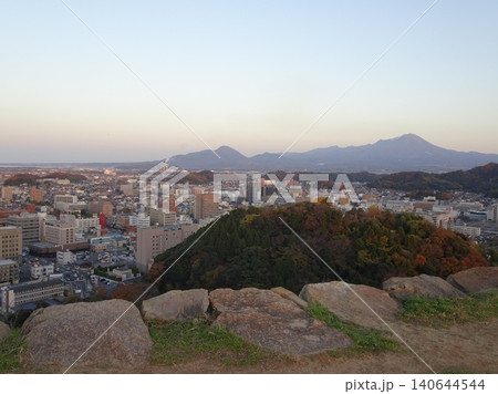 米子城跡の天守台から望む中国地方最高峰の大山と米子市街地のパノラマ風景 140644544