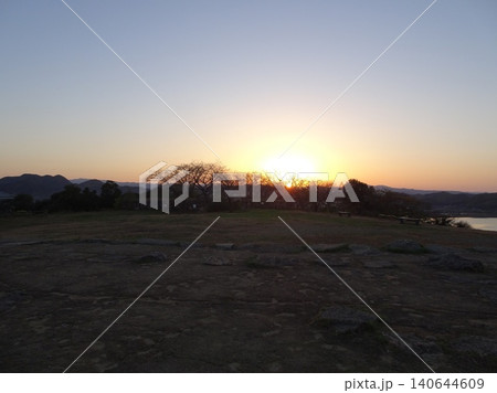 米子城跡の天守台から望む美しい夕日とグラデーション空の絶景 140644609
