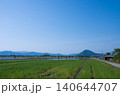 青空の下に広がる田園風景と山並みの春の農村風景 140644707
