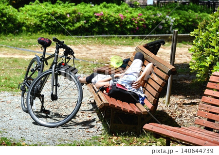 ベンチに寝転ぶシニアの男性 ベンチに寝転ぶシニアの男性 140644739