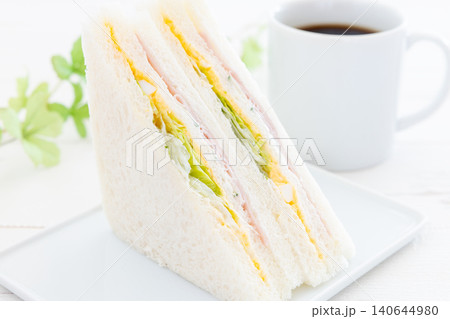 美味しいハム玉子レタスサンドとコーヒー 美味しいハム玉子レタスサンドとコーヒー 140644980
