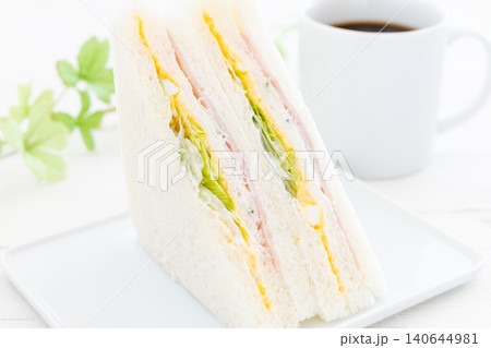 美味しいハム玉子レタスサンドとコーヒー 140644981