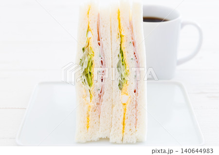 美味しいハム玉子レタスサンドとコーヒー 美味しいハム玉子レタスサンドとコーヒー 140644983