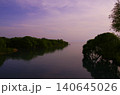 琵琶湖の静かな湖岸と新緑の森の風景 140645026