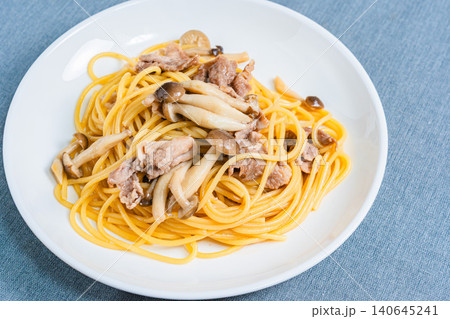 豚こま肉ときのこの和風パスタ 豚こま肉ときのこの和風パスタ 140645241