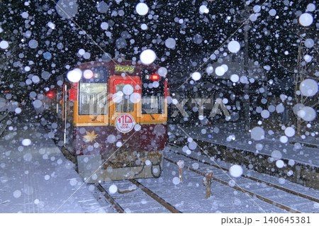 雪降る足尾駅（わたらせ渓谷鐵道） 140645381