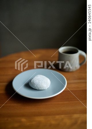 ホットコーヒーとおやつの塩大福 ホットコーヒーとおやつの塩大福 140645545