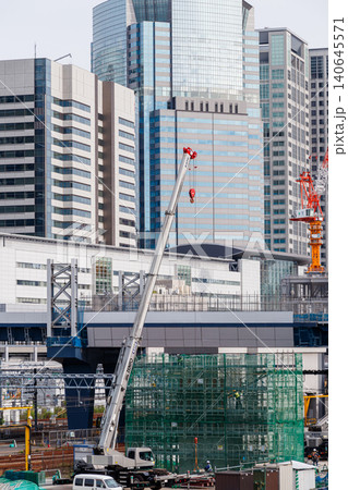 高輪ゲートウェイ駅前の高架と再開発工事の風景 140645571