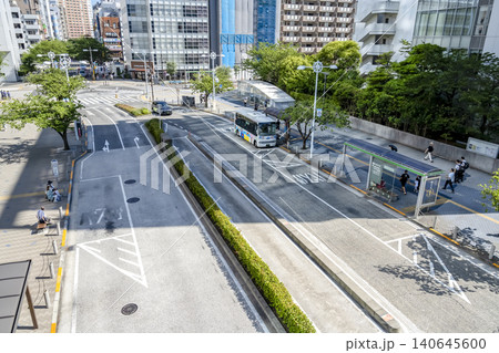 東京都港区の都市風景　田町駅前のバス乗り場となぎさ通り 140645600