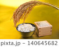 金色背景の枡に盛った米と茶碗のご飯と稲穂 140645682