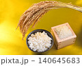 金色背景の枡に盛った米と茶碗のご飯と稲穂 140645683