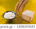金色背景の枡に盛った米と茶碗のご飯と稲穂 140645685