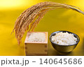金色背景の枡に盛った米と茶碗のご飯と稲穂 140645686