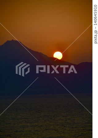 雲仙・普賢岳に沈む夕陽(宇土半島 北岸・御輿来(おこしき)海岸/熊本県宇土市下網田町) 雲仙・普賢岳に沈む夕陽(宇土半島 北岸・御輿来(おこしき)海岸/熊本県宇土市下網田町) 140645910