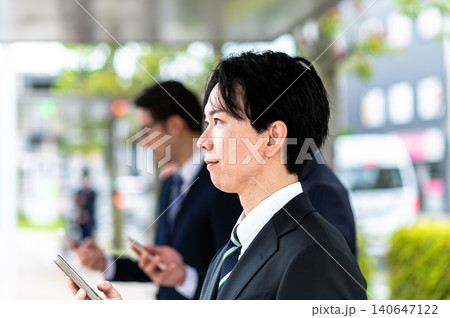 バス停でバスを待つスーツ姿の男性 バス停でバスを待つスーツ姿の男性 140647122